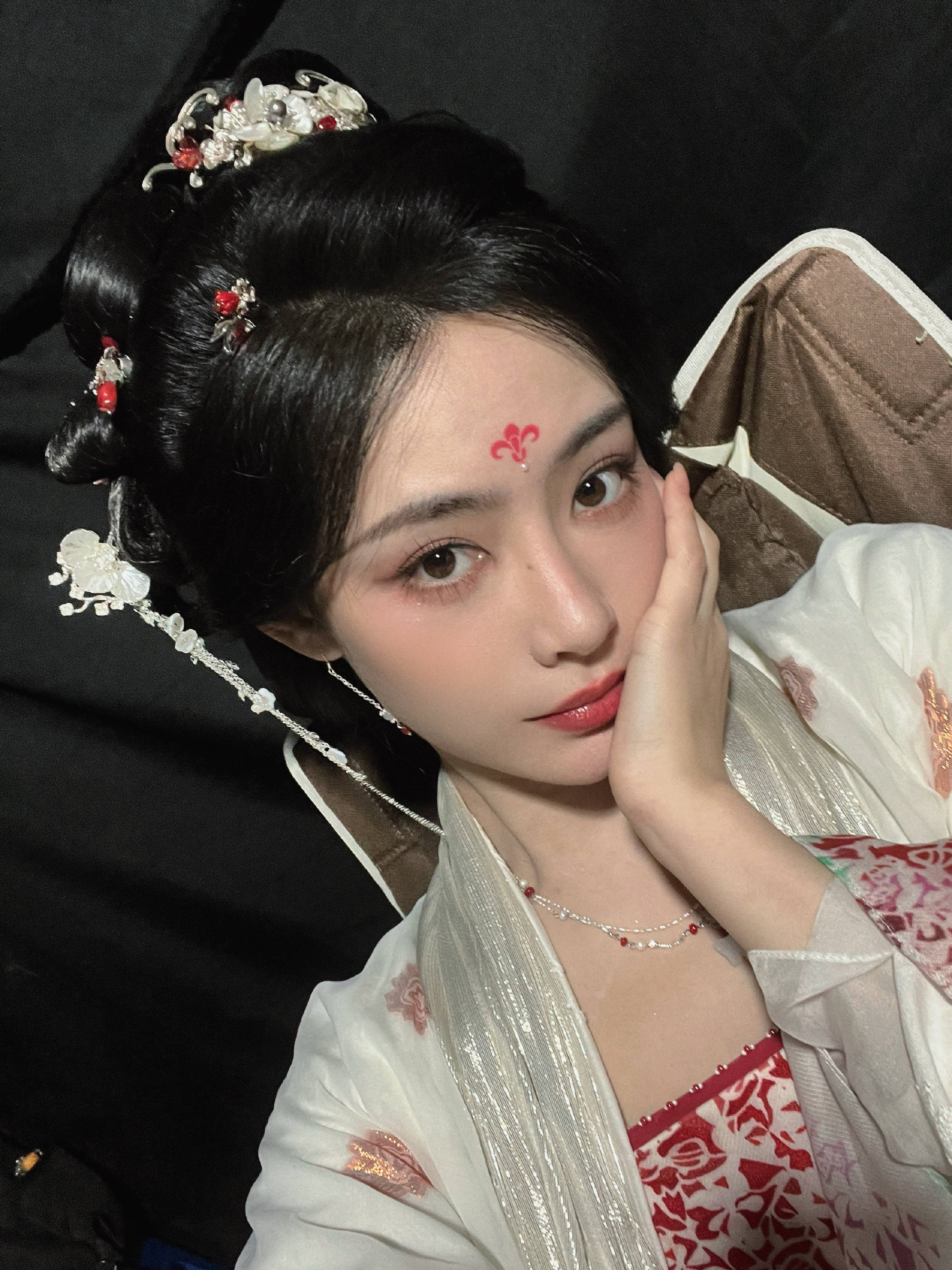 许佳琪身穿古装清新可人靓丽十足 单手托腮憨态可掬