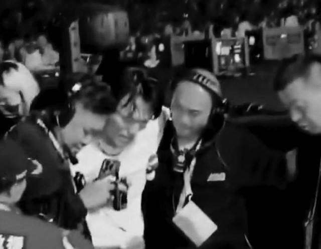 杨宗纬意外踩空摔下舞台 演出意外谁来担责？