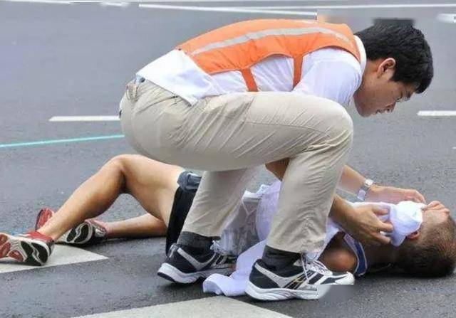 61岁大妈午饭后猝死！医生：宁愿吃饱坐着，也别在饭后做这5件事