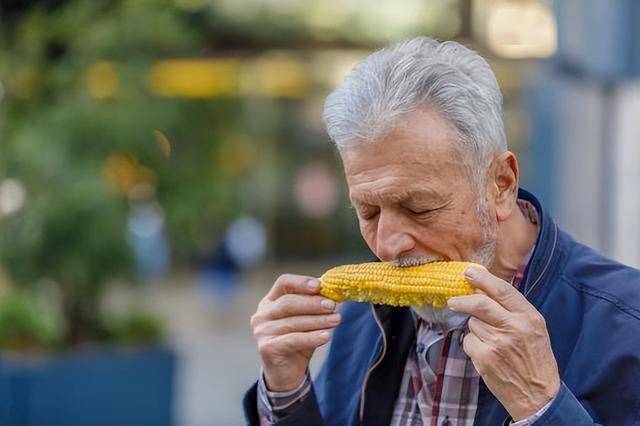 玉米再次成为热议对象？医生提醒：糖尿病人吃玉米时，多注意5点