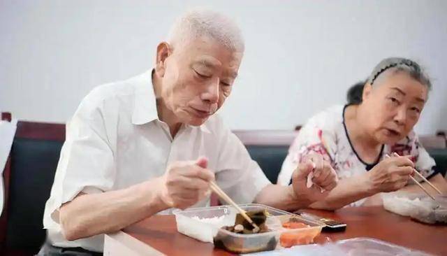 饭量与寿命的关系，医生建议：若想健康长寿，吃饭最好做到3点