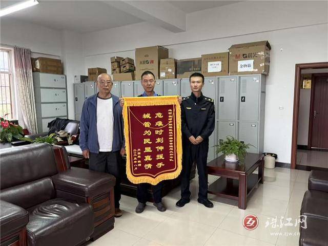 暖心救助获赞誉 锦旗飘扬展担当