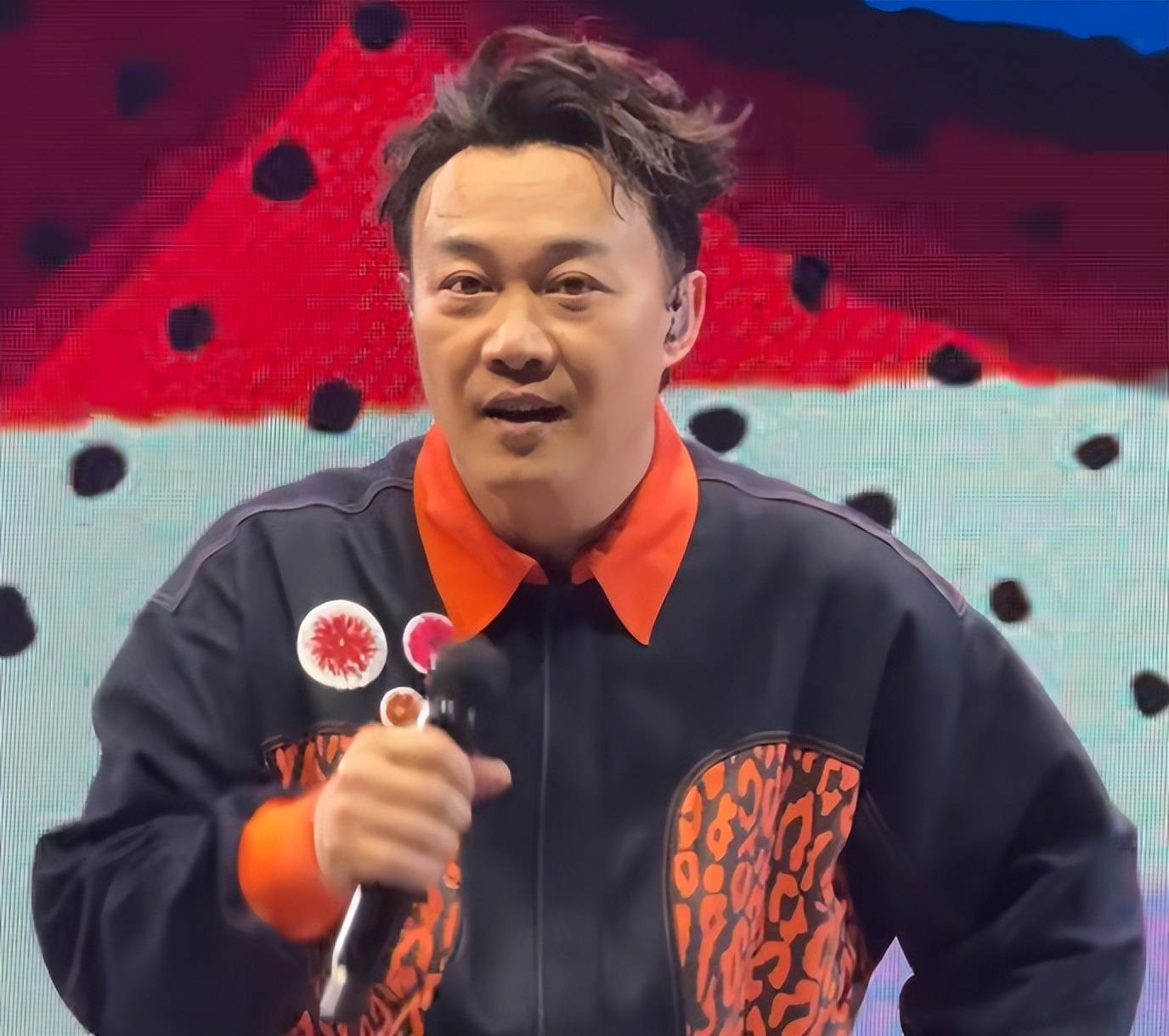 原创            陈奕迅父亲被扒！因贪污坐牢6年，出狱后高调亮相儿子演唱会