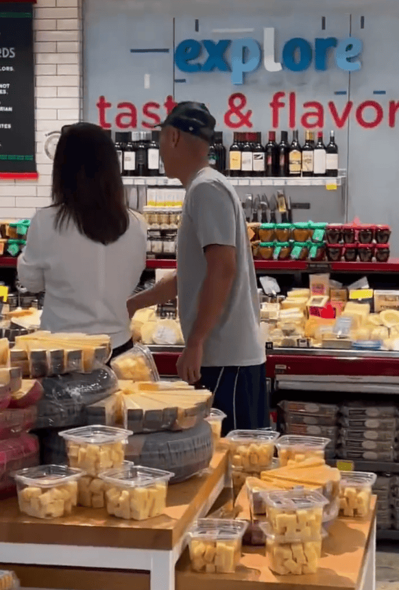 徐静蕾黄立行美国逛超市被偶遇 恋爱16年感情甜蜜