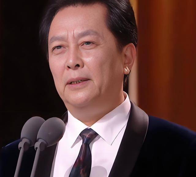 唐国强的“糟心事”：两个儿子都是残疾，难怪他73岁也不敢退休！