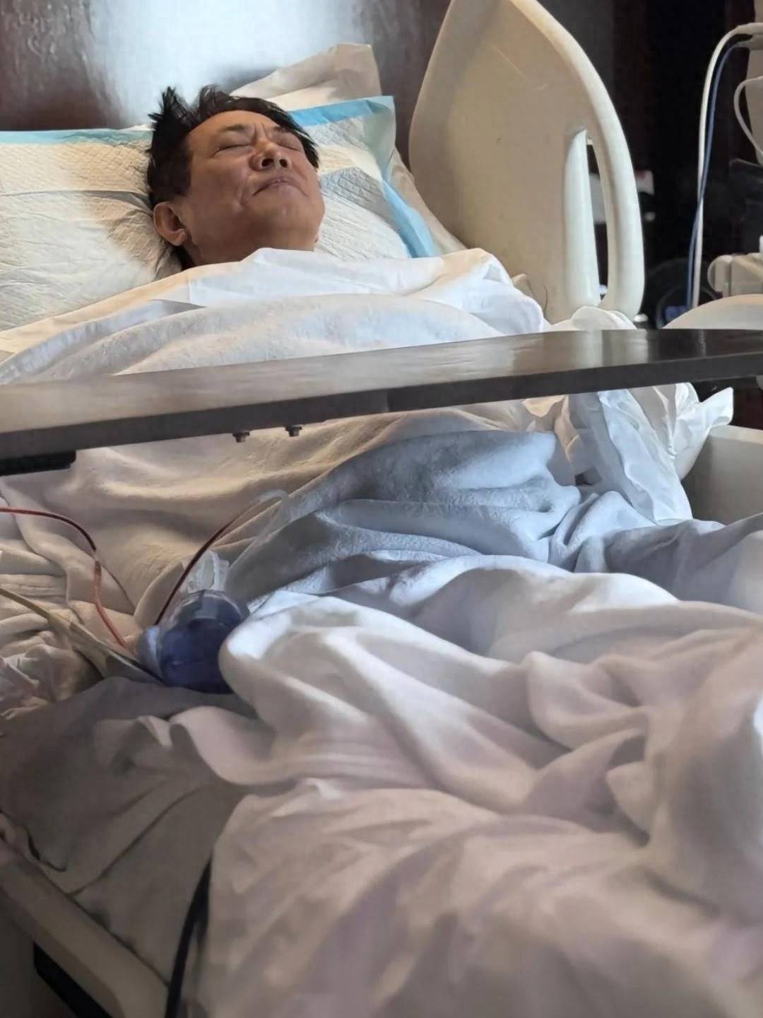 62岁李连杰公开病床照，网友热议