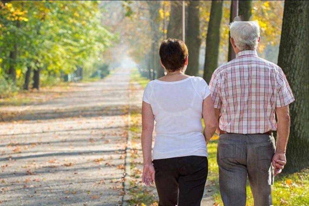 医生提醒，每天晚饭后要散步的人，不用多久，身体或有5种改变！