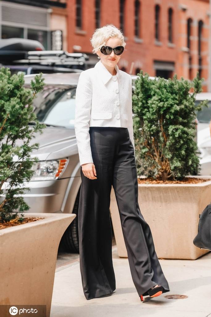 朱莉娅·加纳白色排扣短上衣黑色西裤简约利落