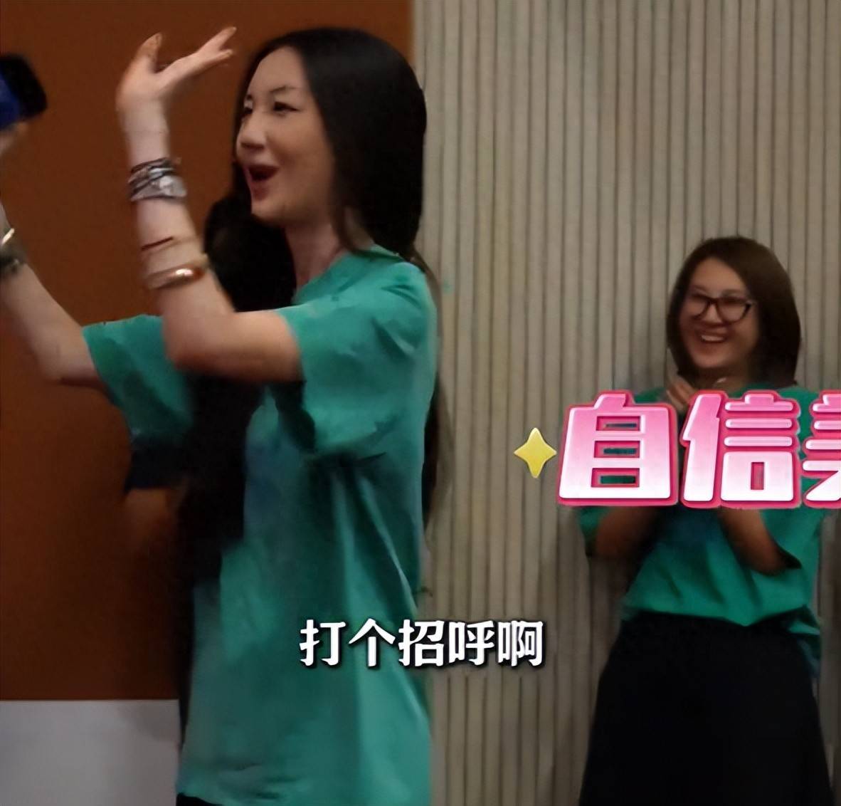 原创            19岁李嫣“烟不离手”，像极了母亲王菲，李亚鹏也拿她没办法！