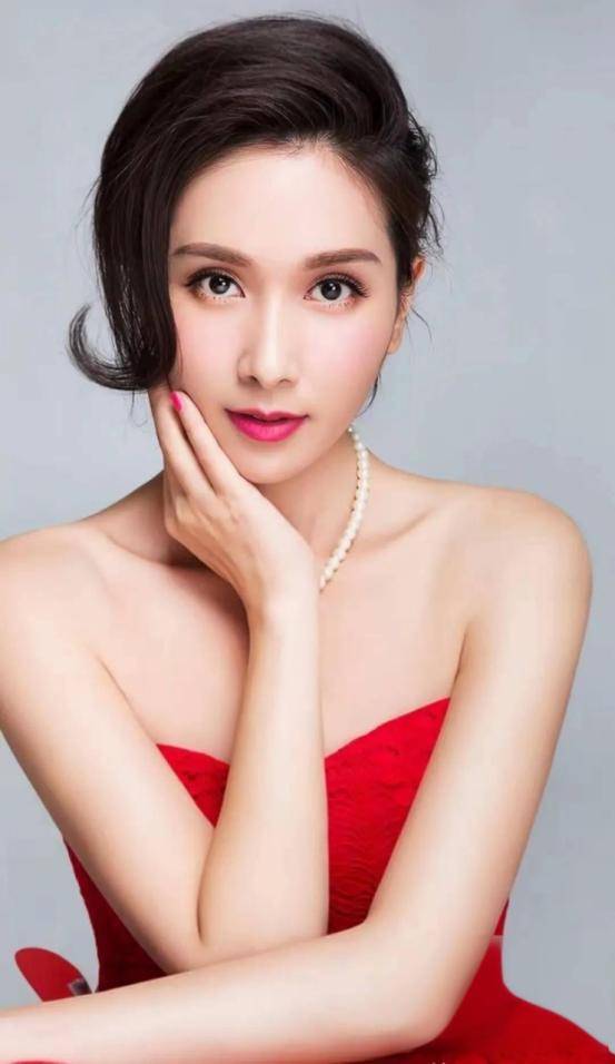 香港知名女星近照曝光，被指憔悴，曾用语言挑衅正宫，被当众掌掴