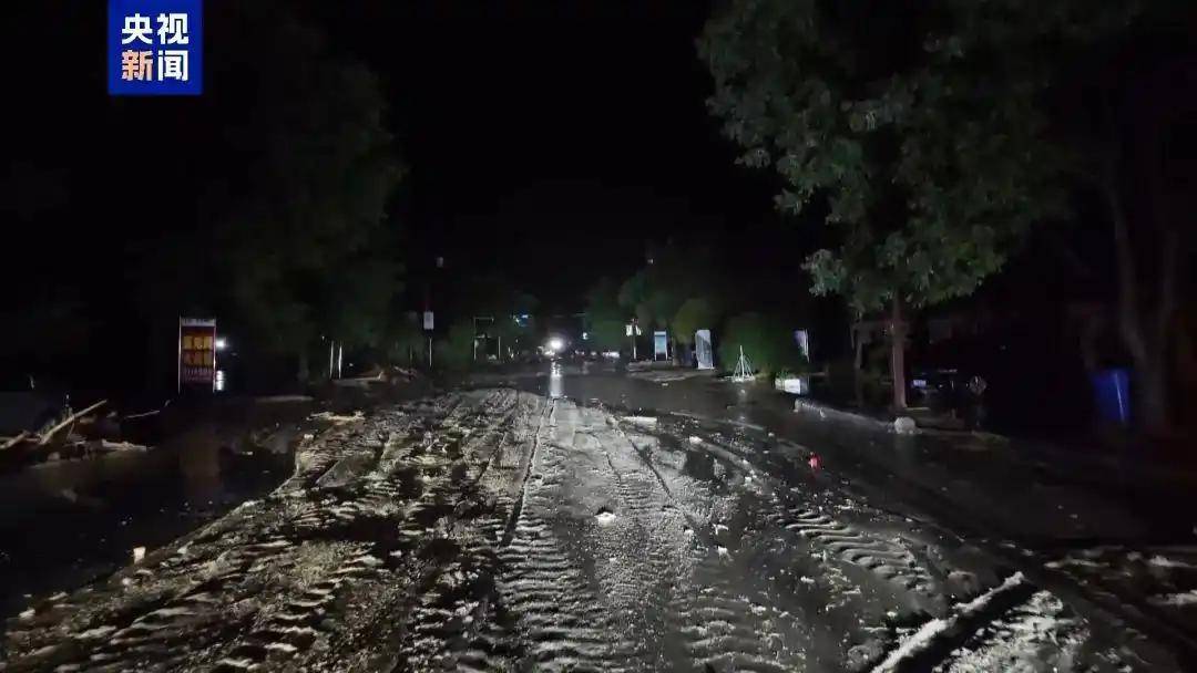 甘肃榆中县突发泥石流3人失联，降雨仍在持续，正在搜救中