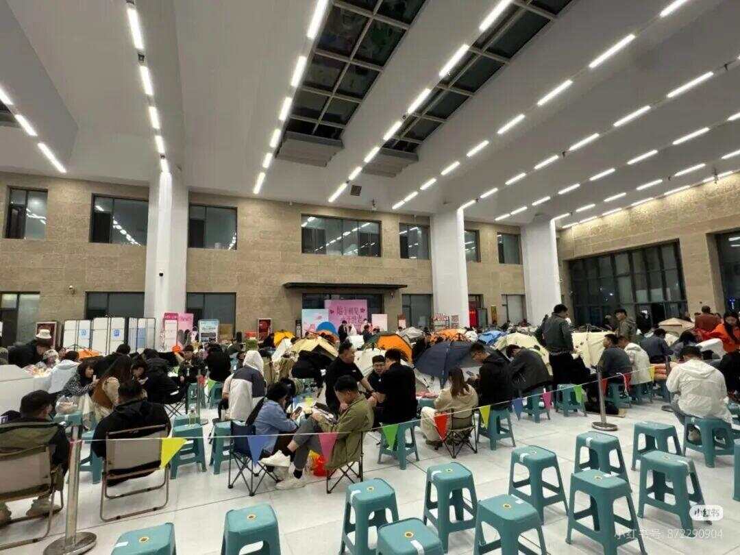 赛里木湖七夕再迎领证高峰：新人提前一天搭帐篷通宵排队领号，当天300个号已发完