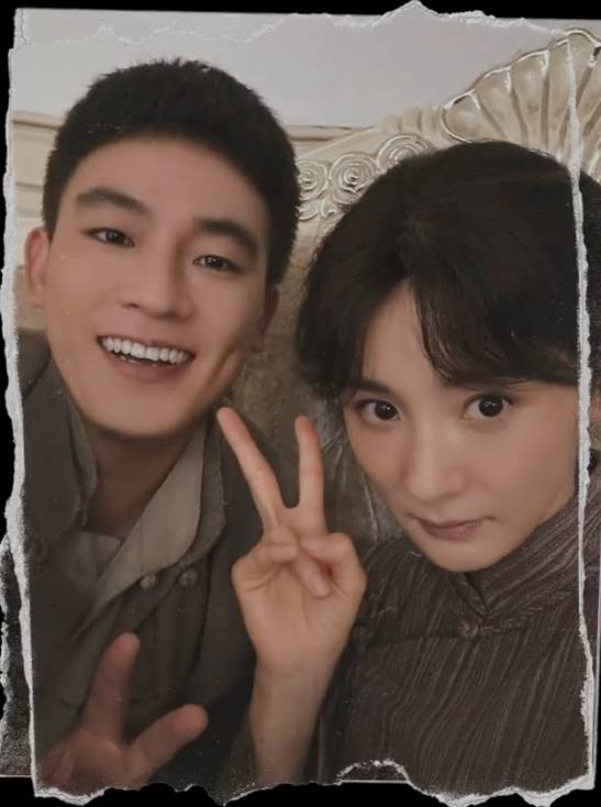 杨幂与欧豪同框合影CP感满满！二人开心比耶互动有爱