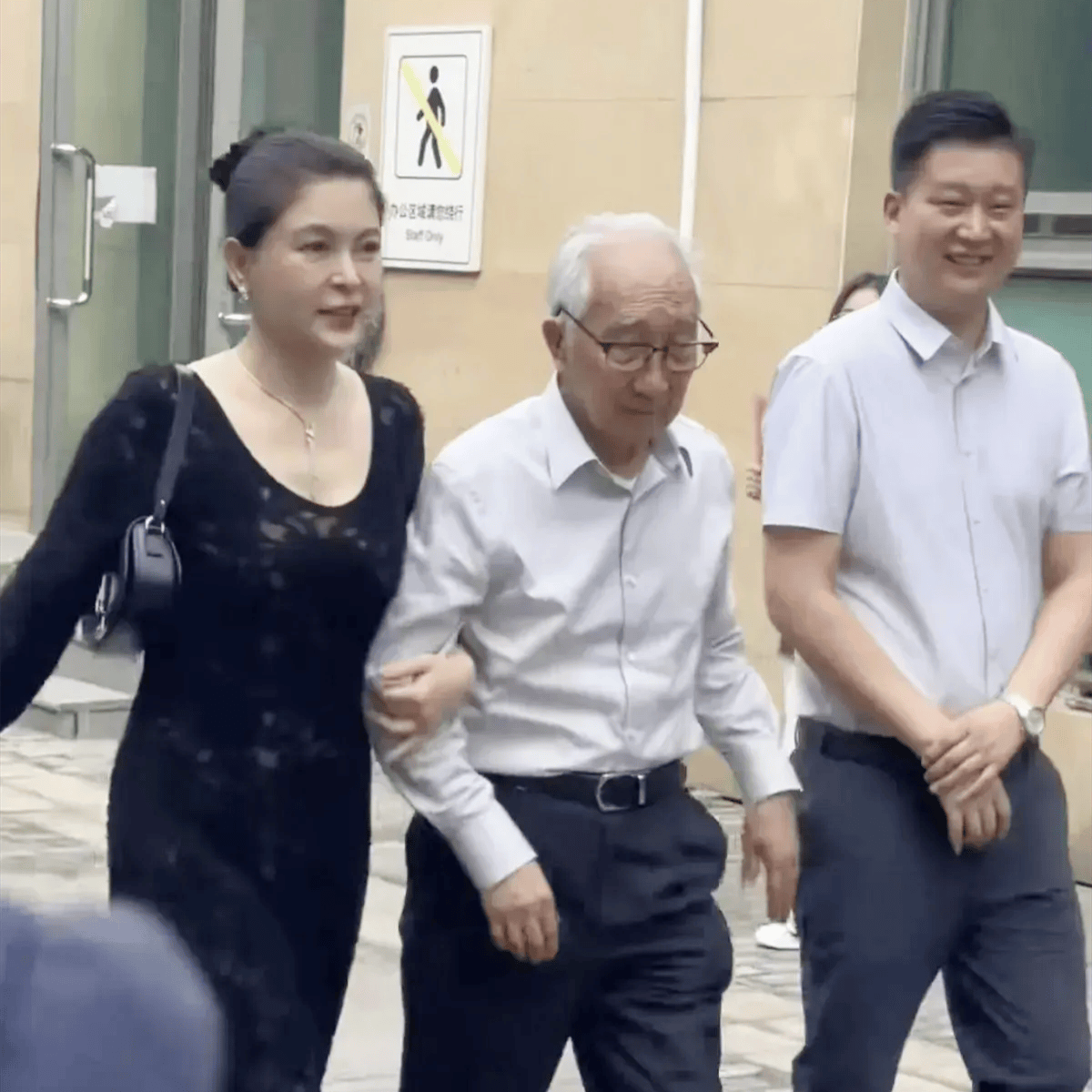 92岁油画大师携娇妻参展，46岁祁艳全程搀扶，钟爱黑衣配饰挺有范