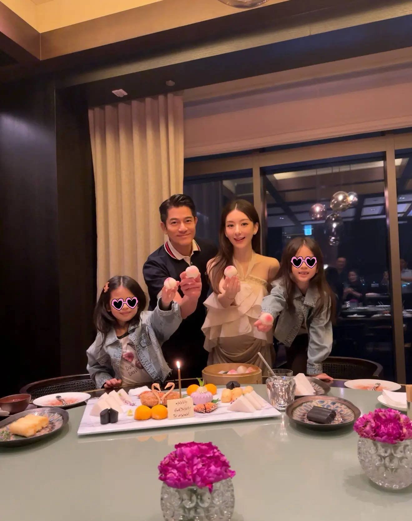 38岁方媛晒全家合照庆祝生日！穿优雅长裙三胎孕肚显眼