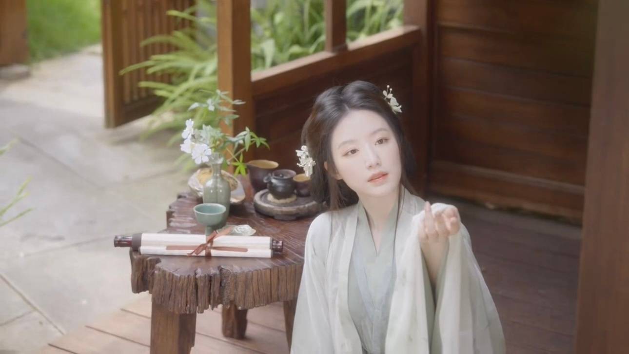 叶舒华一袭白裙朦胧感拉满 看向远处眼神灵动