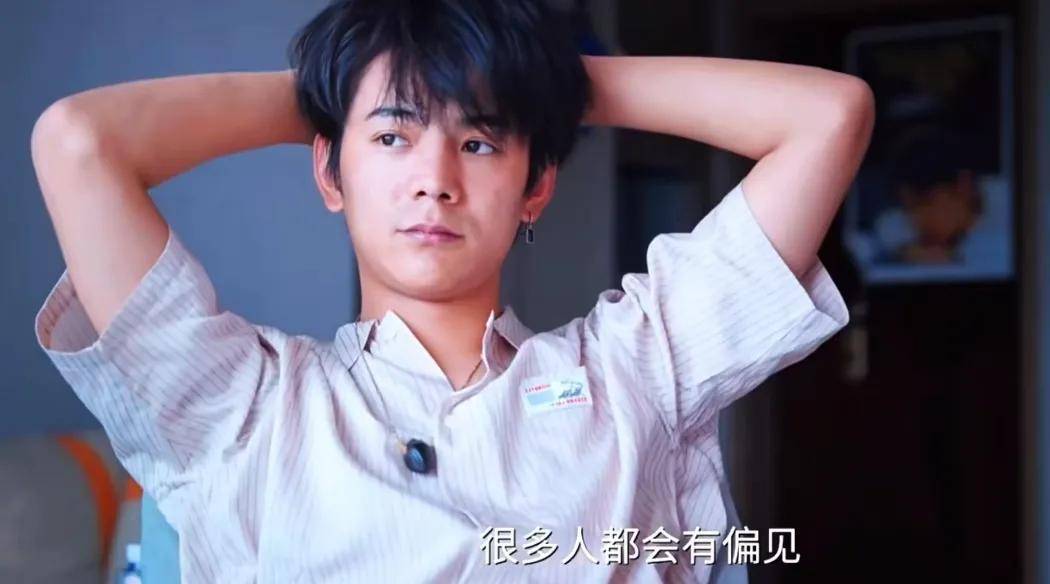 原创            丁真自曝曾遭圈内人歧视，被嘲身上有异味，直言自己像讨饭的