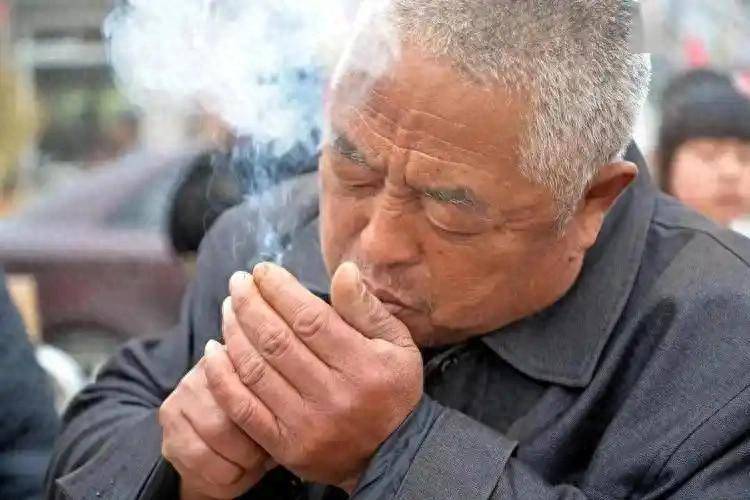 医生：早上起床爱吸烟的人，若有3个表现，脑梗或离你已经不远了