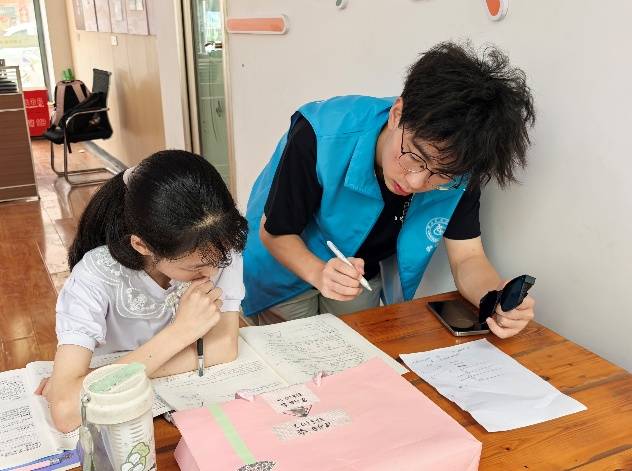 小河村的阳光使者：南丁格尔实践队的“童心守护”行动