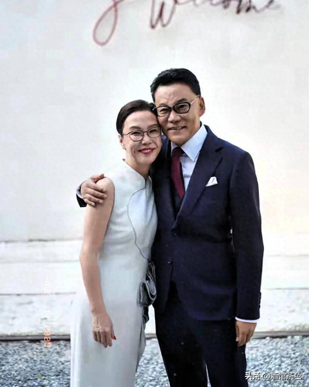 原创            61岁李国庆娶“白月光”，新婚妻子旧照曝光，难怪对她念念不忘