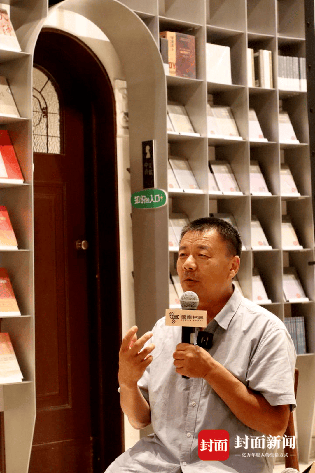 诗人王计兵：如果没有外卖员这个标签，我很难走出来｜封面头条