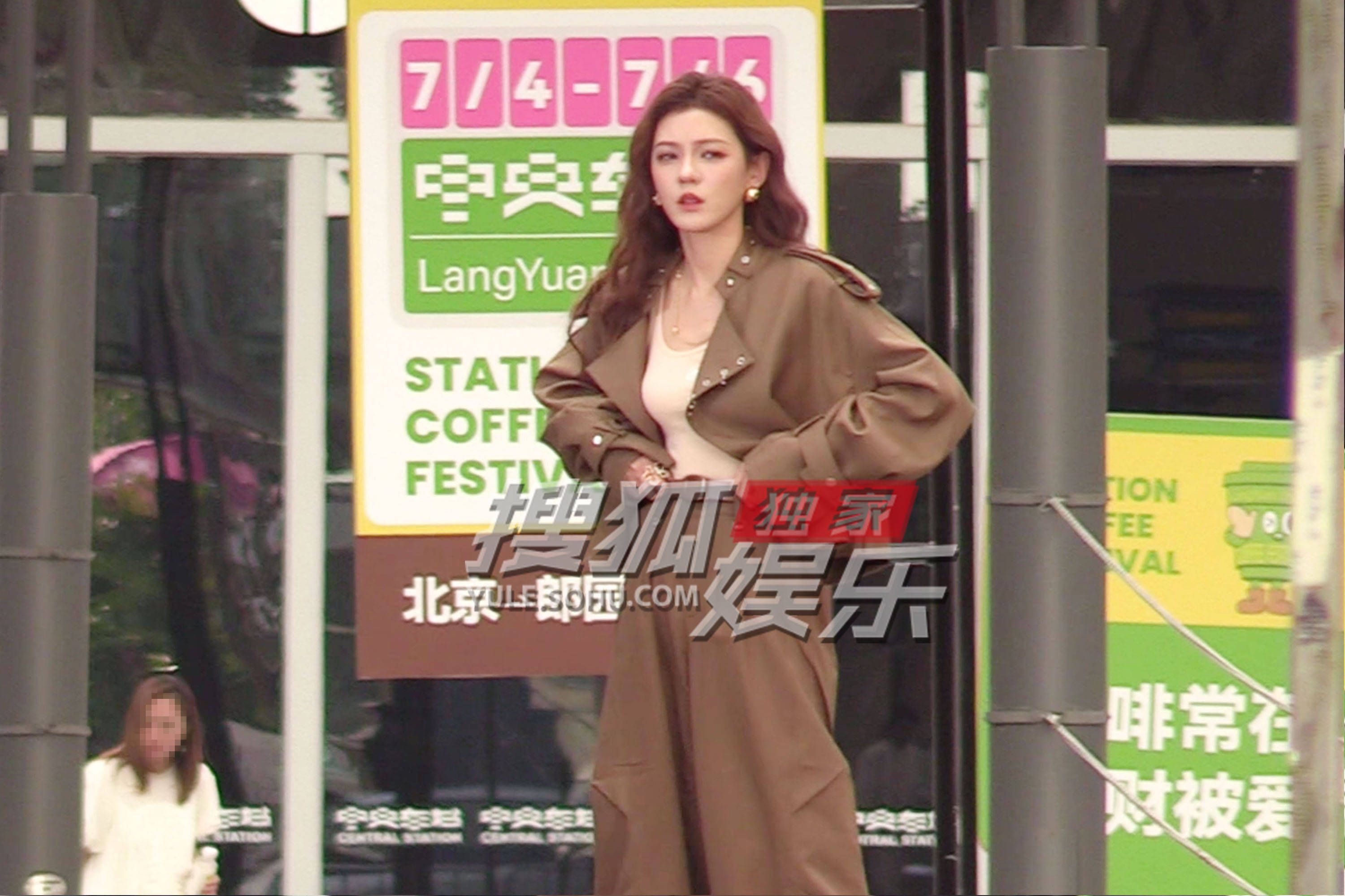 张予曦户外拍摄视频 顶酷暑天穿夹克不怕热