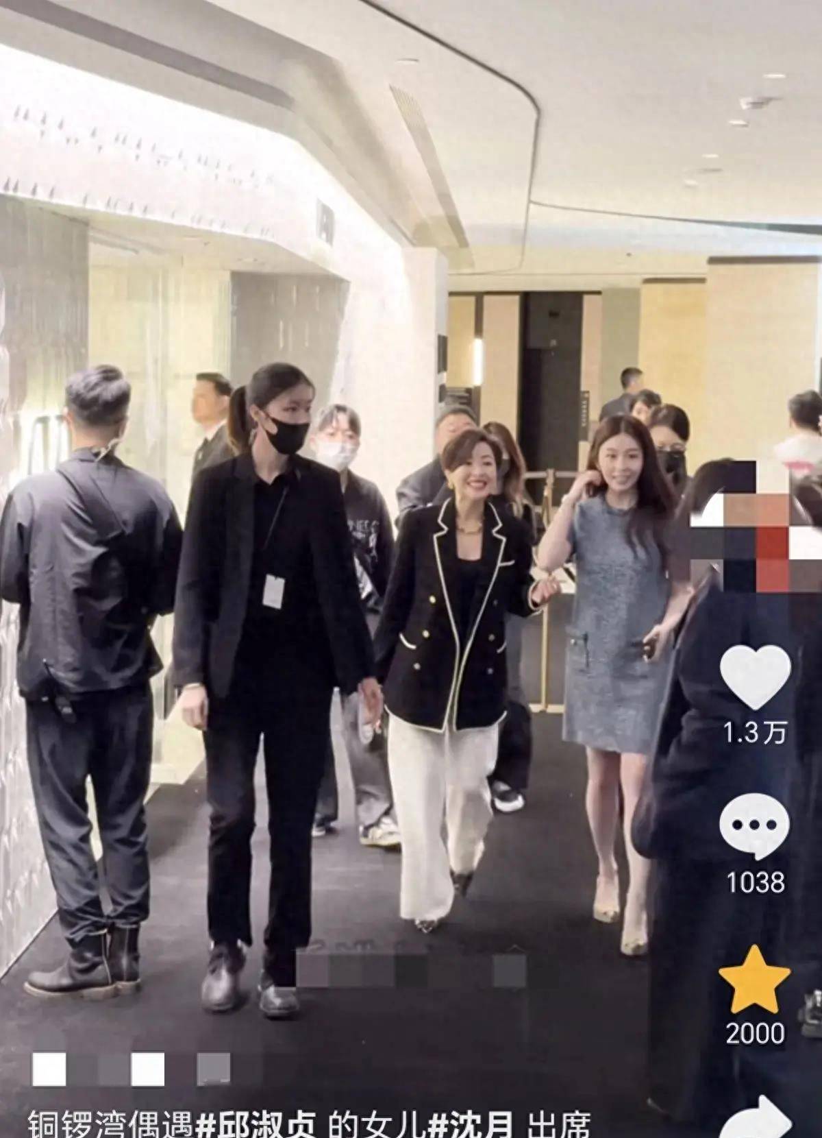 原创            邱淑贞女儿沈月铜锣湾被偶遇，22岁像35岁显老，比不上妈妈年轻时