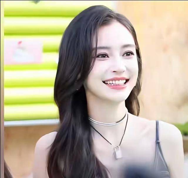 原创            落毛的凤凰不如鸡！吃完黄晓明“红利”的杨颖，又回到自己的怪圈