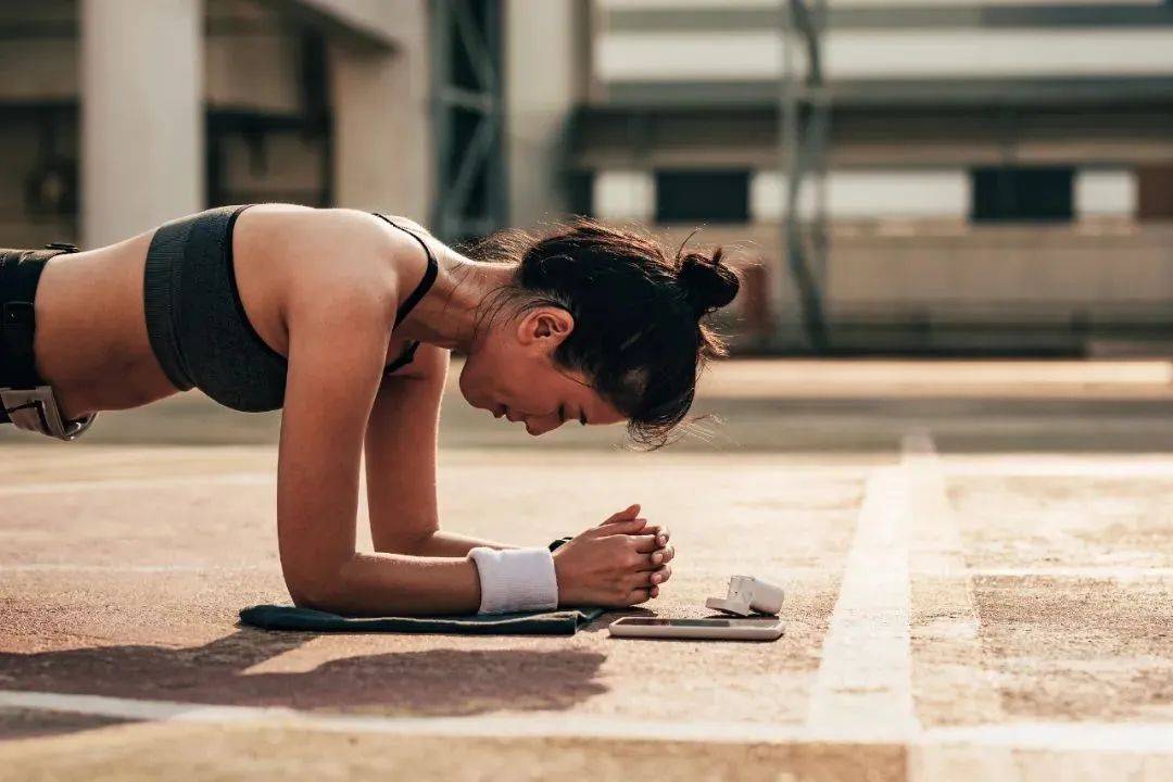 @所有人，每天靠墙蹲一蹲，看起来没什么，其实好处可多着呢~