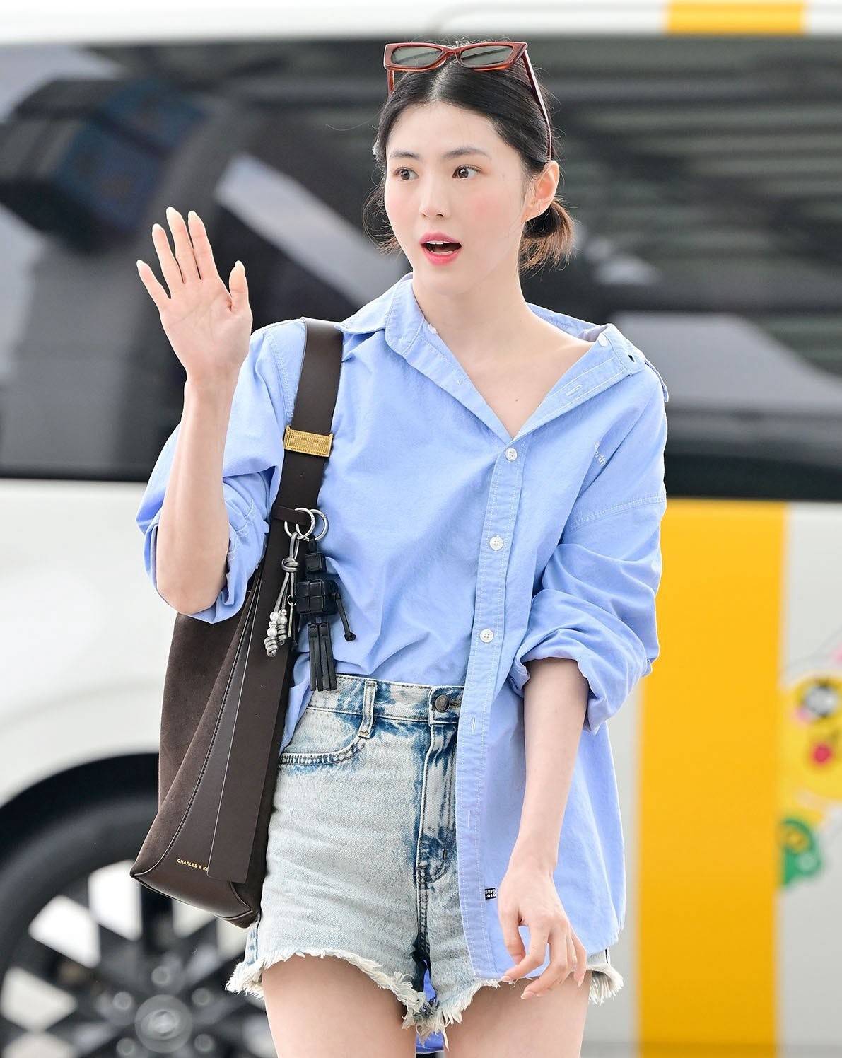 韩素希穿蓝色衬衫搭配热裤现身机场 和粉丝打招呼笑容甜美