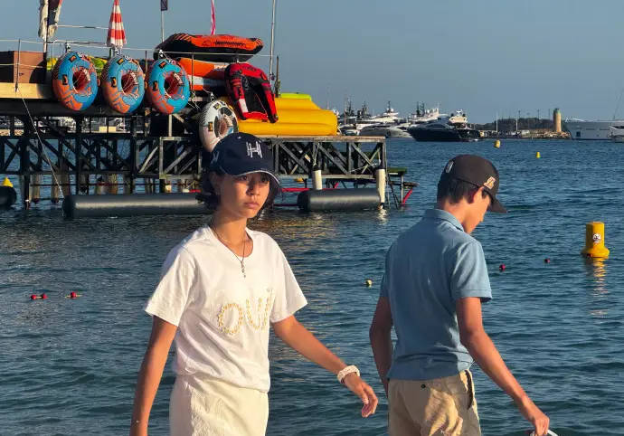 刘烨夫妇带儿女度假 全家穿搭休闲颜值超高