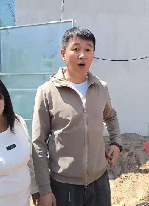 佟大为近况：生活低调，46岁头发稀疏显老气，老婆年轻很会保养