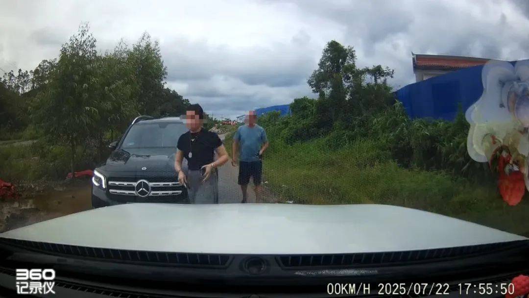 被亮证当事人发声：相关负责人称女司机为普通经营者，证件是假的