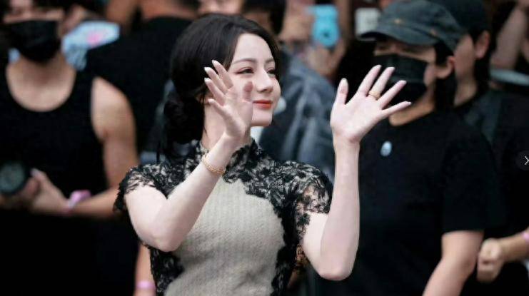 看了王影璐和陈都灵的身材，才知道，33岁的热巴身材是真“顶美”