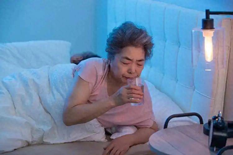 医生调查发现：睡前爱喝点水的人，健康指数是不喝水的人数倍？