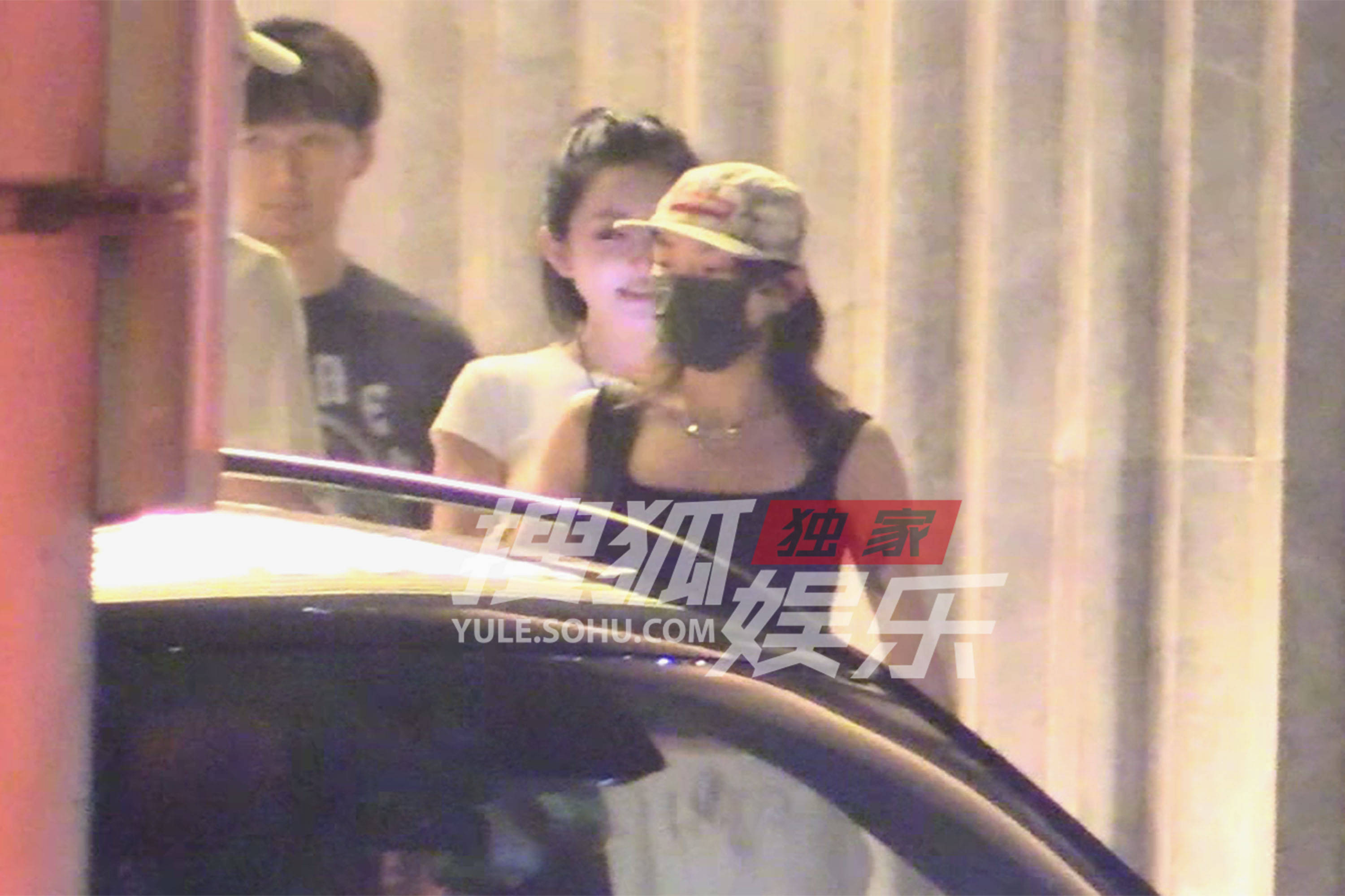 Vava现身火锅店会友聚餐 饭后和大家握手道别好温柔