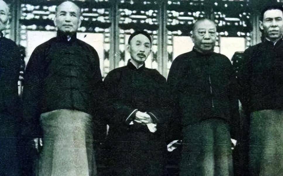 原创            男子借钱从来不花，都藏在柜子里，按时还利息，多年后成亿万富翁