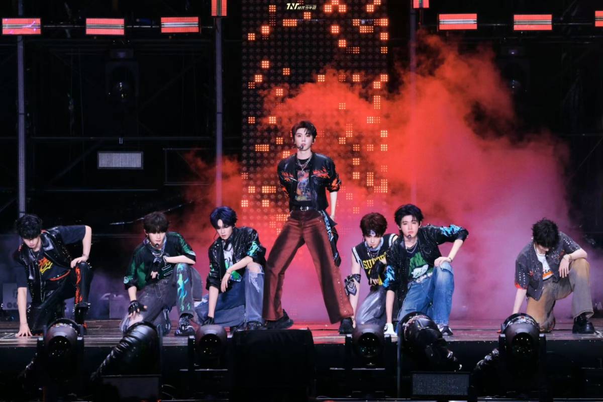 时代少年团上海开唱秀沪语 新歌《冠军》首唱热血爆棚