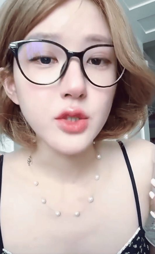 赵露思直播中被粉丝感动落泪 称因为他们才走到现在