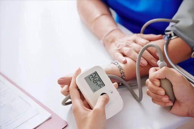 人不会无故血压升高？医生研究发现：血压波动背后有5个关键诱因