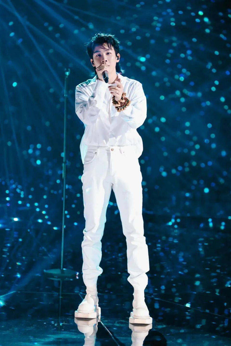 原创            白举纲返场《歌手》突围赛：“唱爽了最重要”，自曝曲库“4位数起”