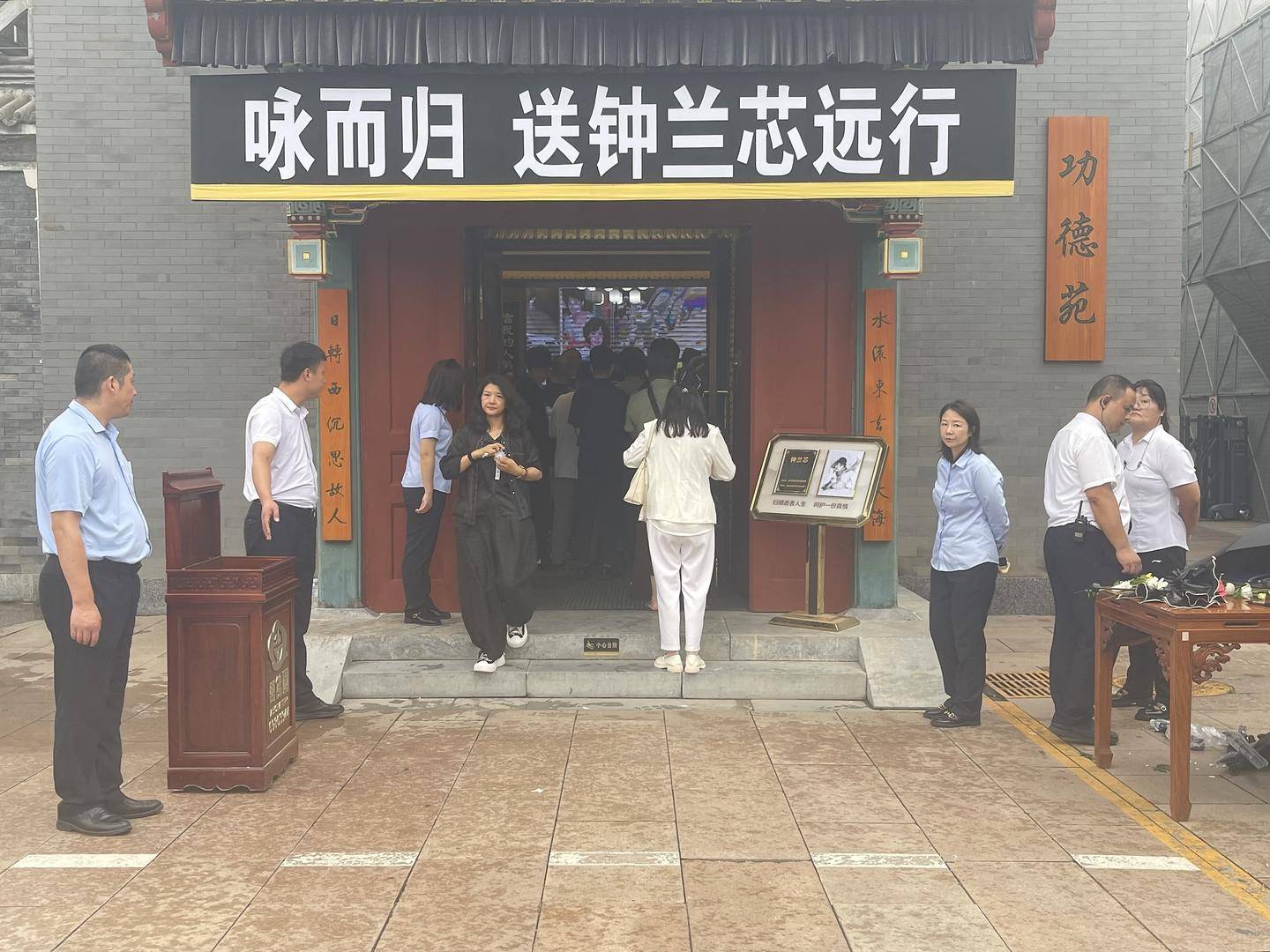 黄安告别千百惠，痛哭不已：你放下吧，亲爱的老友