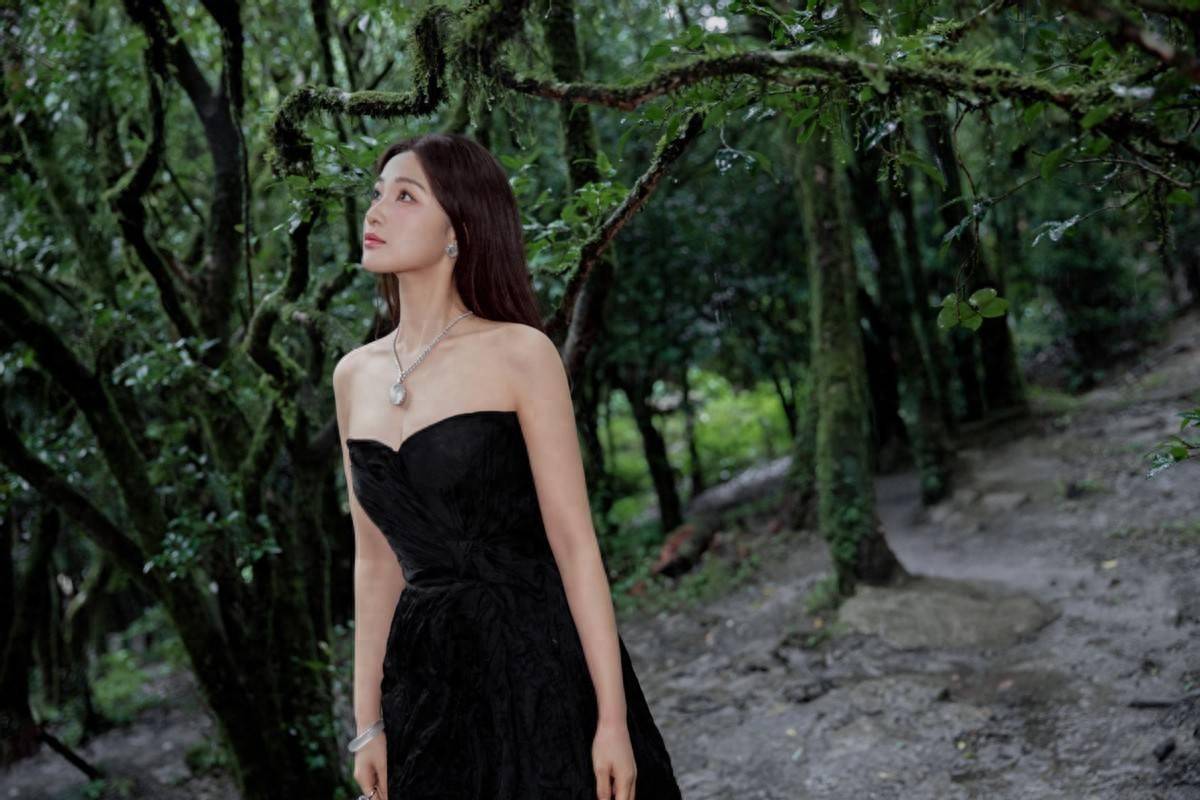 孙嘉璐双重惊喜：新片杀青，黑裙森林写真展现别样魅力