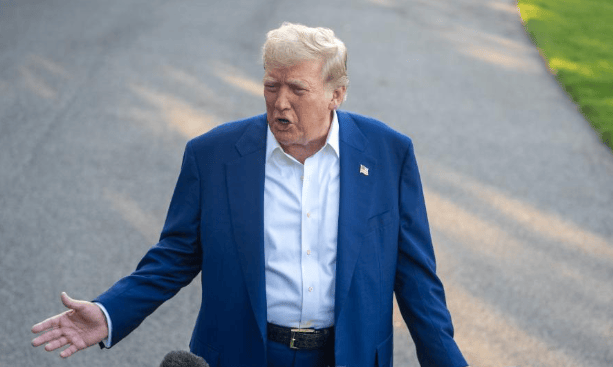 特朗普不来中国看阅兵，却等来了北京的回复，中方给出的6个字，让他彻底死心了？