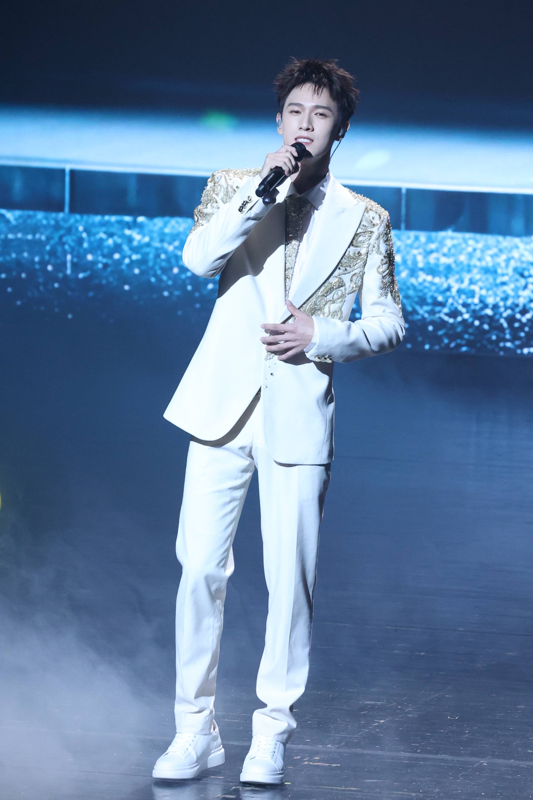 李昀锐办生日会首唱新歌 谈双向奔赴泪湿眼眶