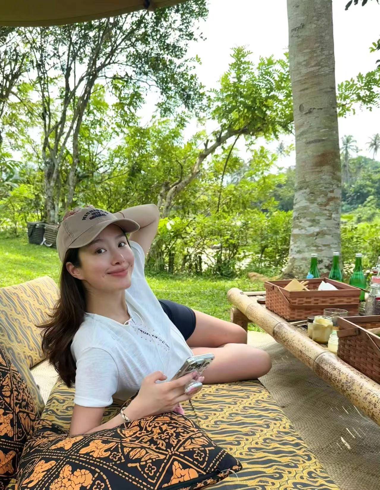 原创            杨采钰疑回应领证，一个字意味深长