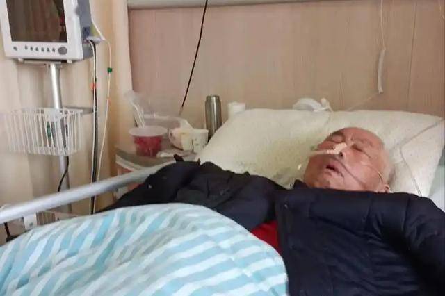 54岁男子脑梗猝死，每天坚持午睡，医生无奈叹息：5个坏毛病要命