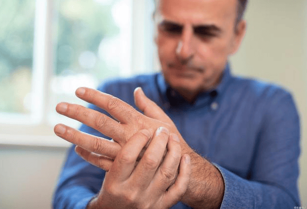 手抖震颤人群的饮食指南：营养搭配助缓解