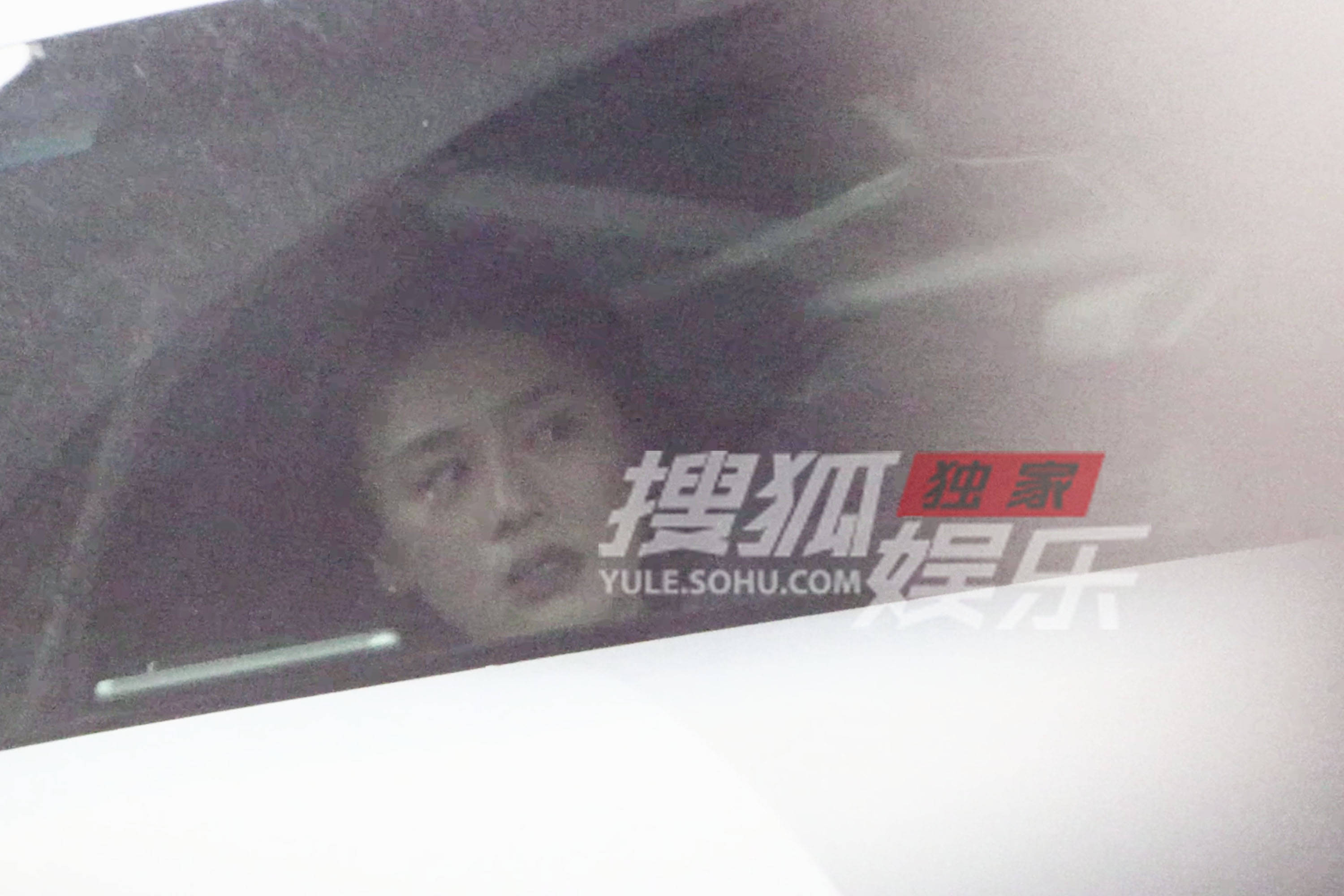 马思纯坐朋友车回家 穿吊带扎麻花辫氧气感十足