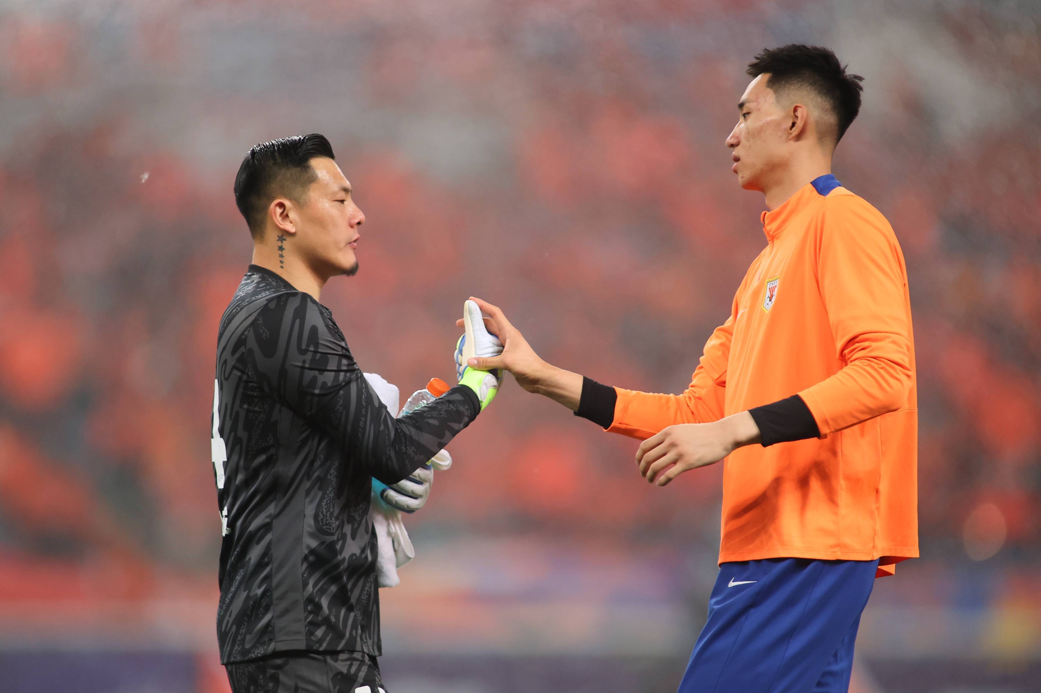 就此上位？王大雷再次染红于金永临危受命，40分钟4次扑救难救主